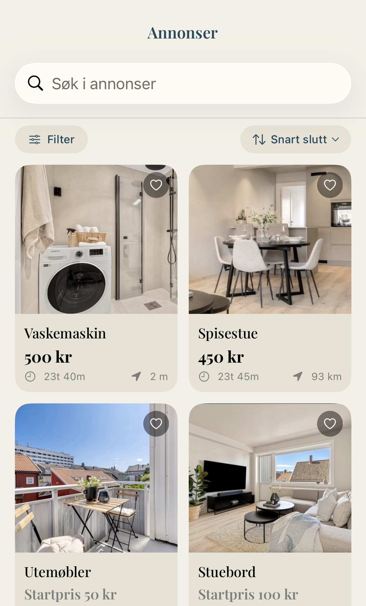 Skjermbilde av flere ekte annonser i Budbasert-appen